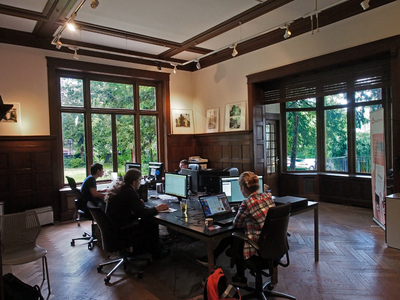 830012 Interieur van het huis Maliebaan 42 te Utrecht: tijdelijke kantoorruimte in de voormalige eetkamer.